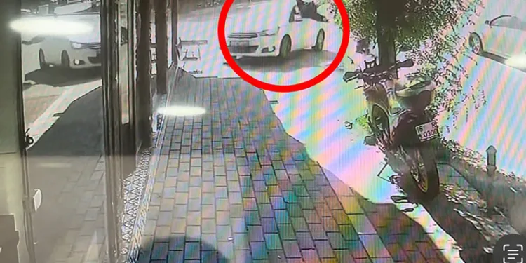 Bursa’da yolun karşısına geçen otomobil yayaya çarptı