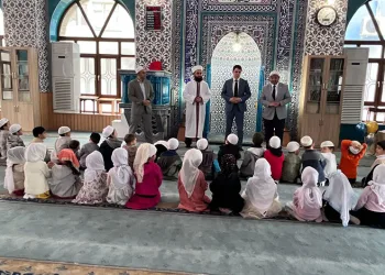 Minik öğrenciler cemaatle namaz kıldı