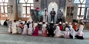 Minik öğrenciler cemaatle namaz kıldı