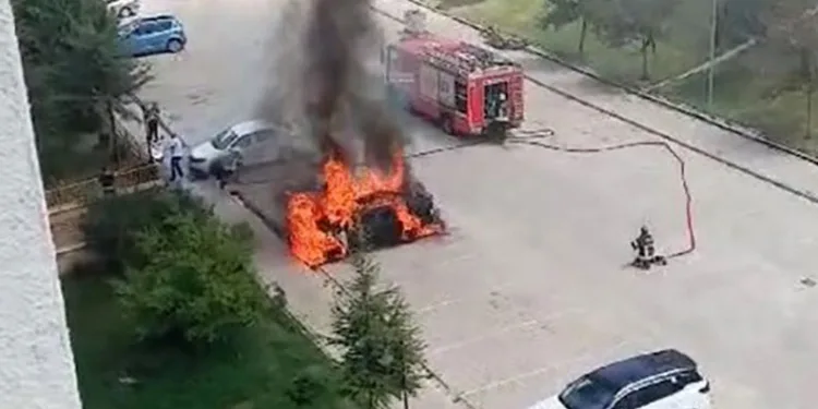 Elazığ’da otomobil alev alev yandı