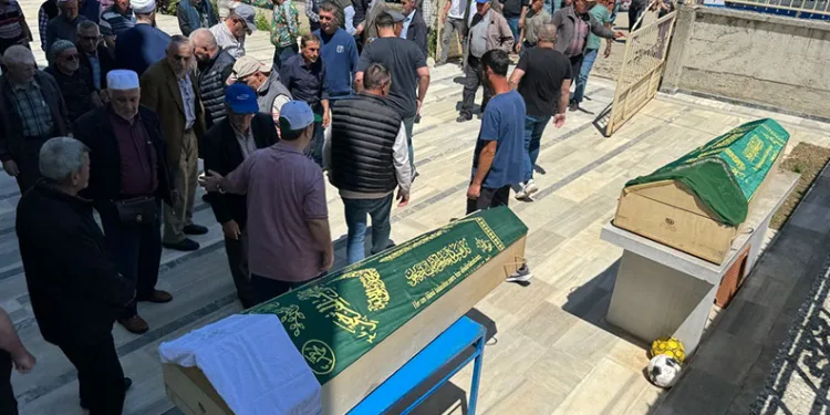 Aile katliamında hayatını kaybeden anne ve oğluna acı veda