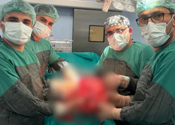 Karın ağrısıyla geldi, böbreğinden 35 cm’lik kitle çıktı