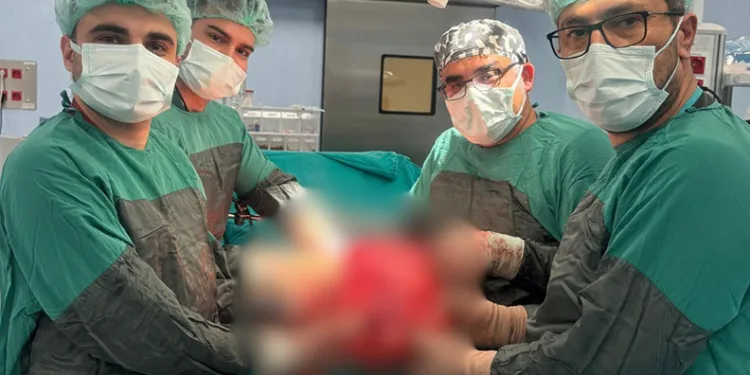 Karın ağrısıyla geldi, böbreğinden 35 cm’lik kitle çıktı