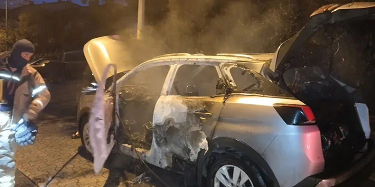 Ataşehir’de park halindeki araç kundaklandı