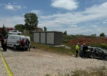 Yunanistanlıların bulunduğu otomobil takla attı