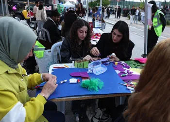 Üniversiteli gençler festivalde eğlenerek stres attı