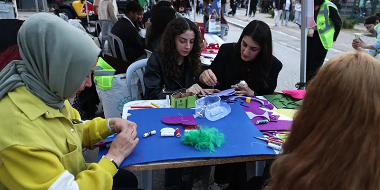 Üniversiteli gençler festivalde eğlenerek stres attı