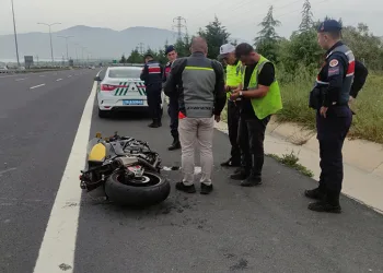 Bursa’da motosikletler çarpıştı: Sürücüler metrelerce sürüklendi