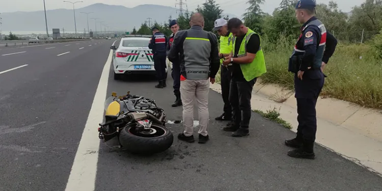 Bursa’da motosikletler çarpıştı: Sürücüler metrelerce sürüklendi