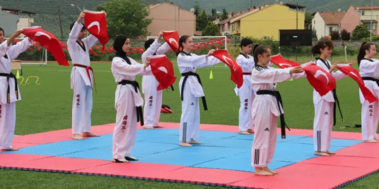 İznik’te 19 Mayıs coşkusu stada sığmadı