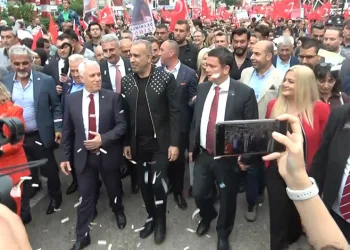 Haluk Levent Bursa’da gençlik yürüyüşüne katıldı