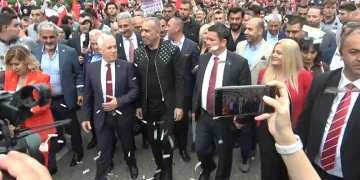 Haluk Levent Bursa’da gençlik yürüyüşüne katıldı