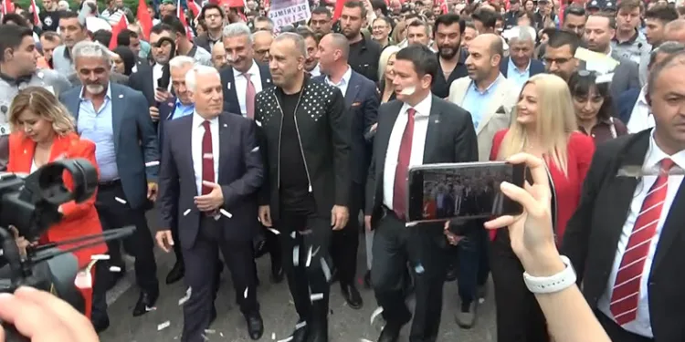 Haluk Levent Bursa’da gençlik yürüyüşüne katıldı