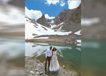 Gelinlik ve damatlıkla 14 kilometre tırmandılar