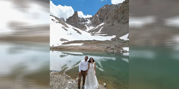 Gelinlik ve damatlıkla 14 kilometre tırmandılar