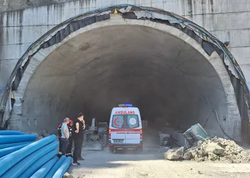 Tünel inşaatında iskele çöktü: İşçiler mahsur kaldı