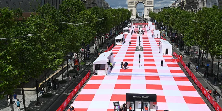 Dünyaca ünlü caddede binlerce kişi piknik yaptı