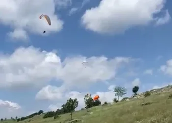 İpleri dolanan yamaç paraşütleri yere çakıldı: 1 ölü 2 yaralı