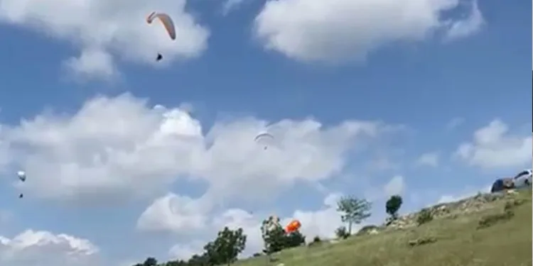 İpleri dolanan yamaç paraşütleri yere çakıldı: 1 ölü 2 yaralı