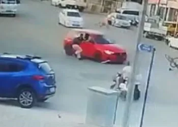 Husumetlisinden kaçarken, bisikletliye çarptı