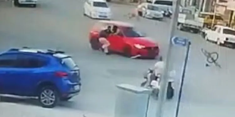 Husumetlisinden kaçarken, bisikletliye çarptı