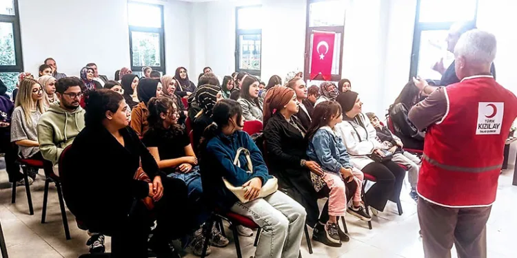 Kızılay’dan öğrencilere destek devam ediyor
