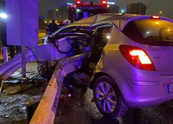 Otomobil bariyerlere ok gibi saplandı: 1 ölü, 1 ağır yaralı