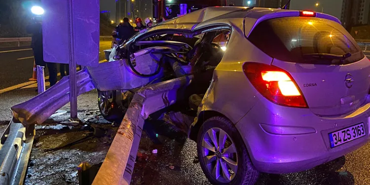 Otomobil bariyerlere ok gibi saplandı: 1 ölü, 1 ağır yaralı
