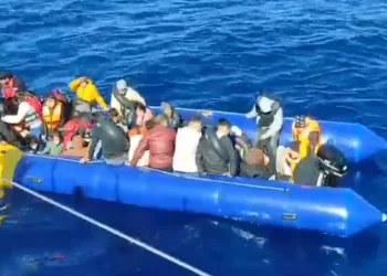 24’ü çocuk 49 göçmen karaya çıkartıldı
