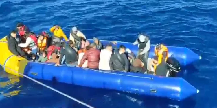 24’ü çocuk 49 göçmen karaya çıkartıldı