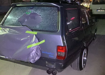 Seyir halindeki otomobile mermi isabet etti