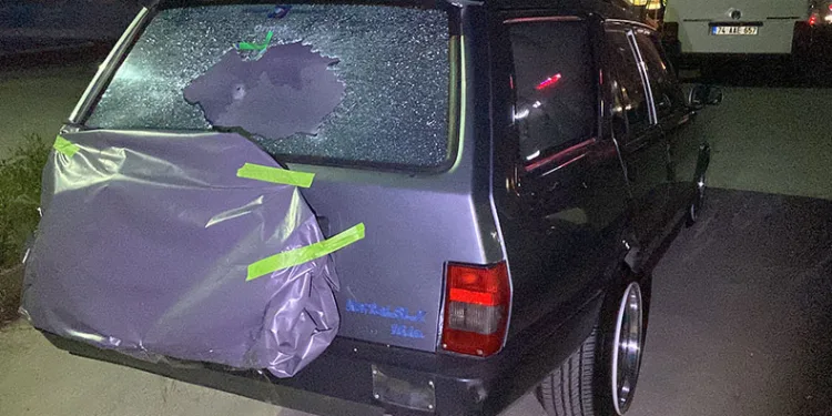 Seyir halindeki otomobile mermi isabet etti