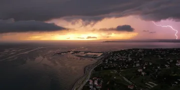 Raf bulutu, gün batımı ve yıldırım aynı karede