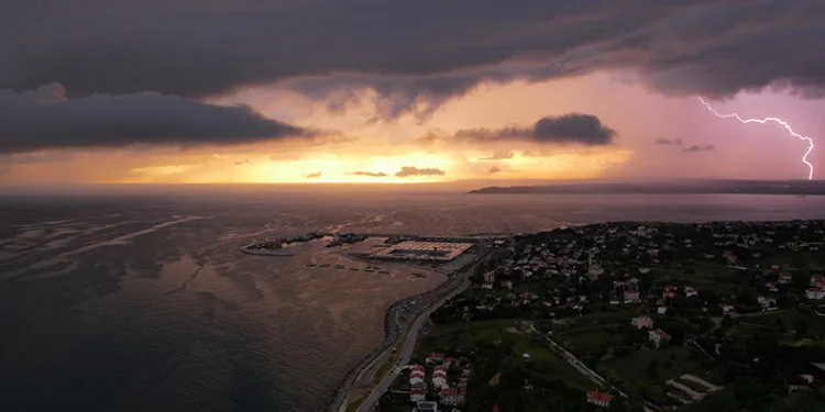 Raf bulutu, gün batımı ve yıldırım aynı karede