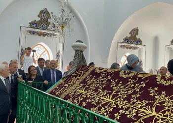 Yıldırım Bayezid türbesinin puşide örtüsü yenilendi