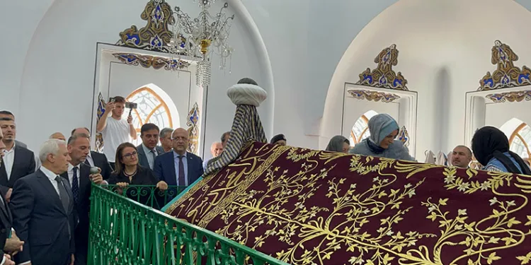 Yıldırım Bayezid türbesinin puşide örtüsü yenilendi