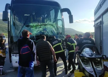 Bursa’da yolcu otobüsü tıra çarptı, faciadan dönüldü