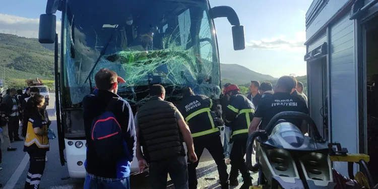 Bursa’da yolcu otobüsü tıra çarptı, faciadan dönüldü