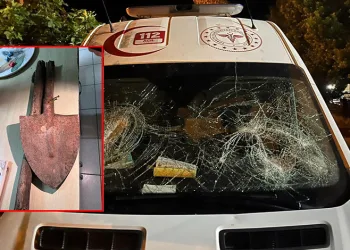 ‘Geç geldiniz’ iddiasıyla ambulansa kürekle saldırdı