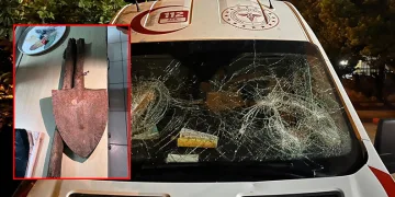 ‘Geç geldiniz’ iddiasıyla ambulansa kürekle saldırdı
