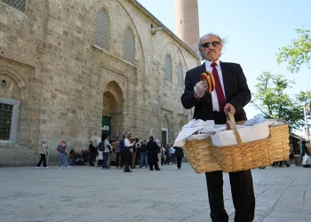 Bursa’nın takım elbiseli simitçisi