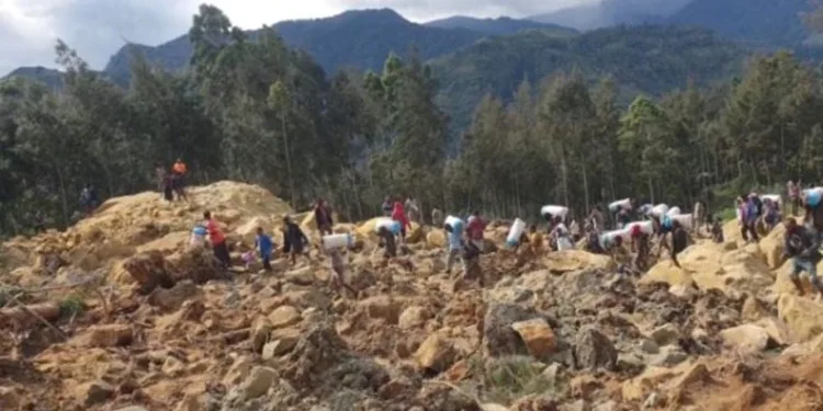 Papua’daki heyelanda 2 bin kişi toprak altında kaldı