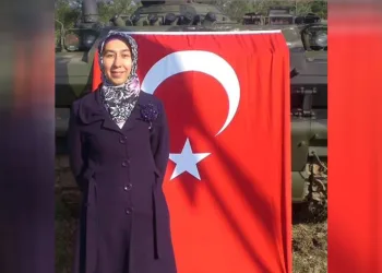 Oğlunun yanında maganda kurşunuyla vurulan kadın toprağa verildi