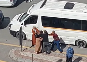Trafikte yol verme kavgası dakikalarca sürdü
