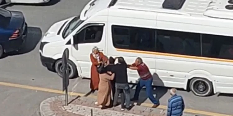 Trafikte yol verme kavgası dakikalarca sürdü