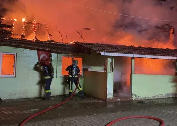 Annesinin içinde bulunduğu evi yaktı