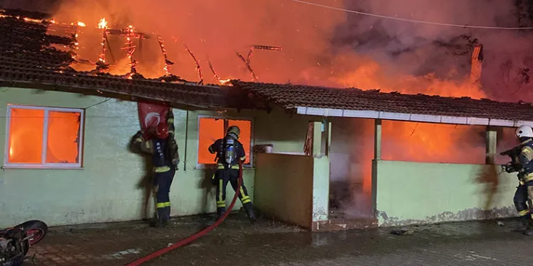 Annesinin içinde bulunduğu evi yaktı