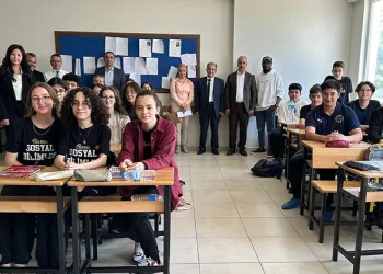 Liseli öğrencilere İngilizce dersi