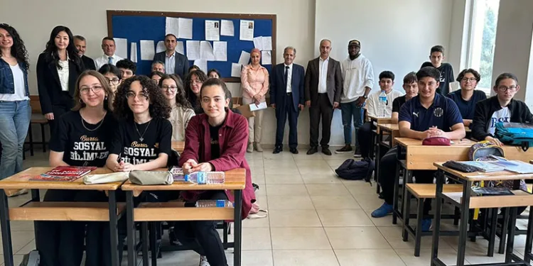 Liseli öğrencilere İngilizce dersi