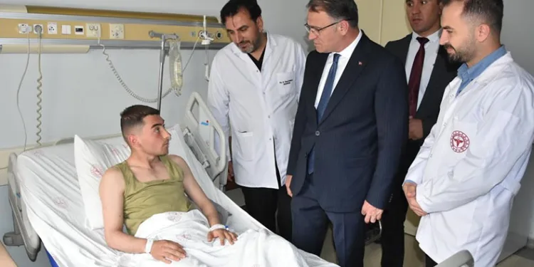 Vali Balcı’dan yaralı askerlere ziyaret